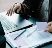 PCC czy VAT przy zakupie mieszkania? Jakie podatki pobiera notariusz